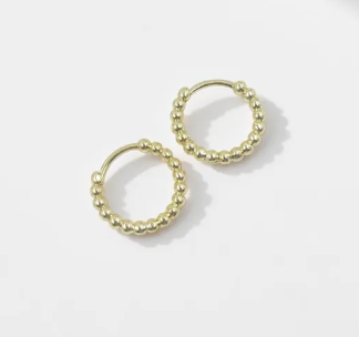 Aretes tipo candonga pequeña dorada con diseño de balines o cuentas esféricas consecutivas con acabado brillante.