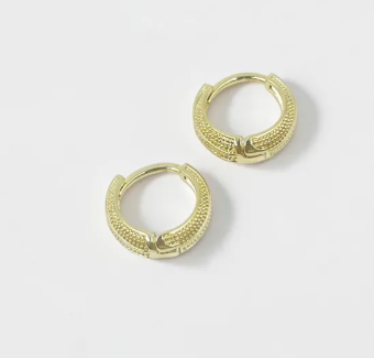 Aretes tipo candonga dorados con bisel texturizado diamantado