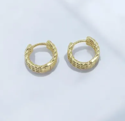 Enamórate de la Candonga Calada Grabados Trenzados. Aretes de aro con diseño calado y texturas en relieve trenzado. Un clásico ligero y elegante.