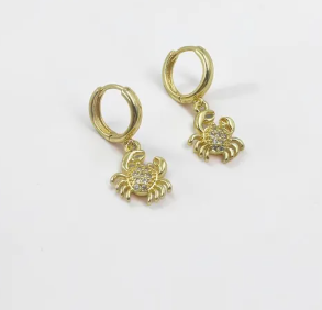 Aretes tipo candonga con dije colgante de cangrejo, adornado con microcircones brillantes.