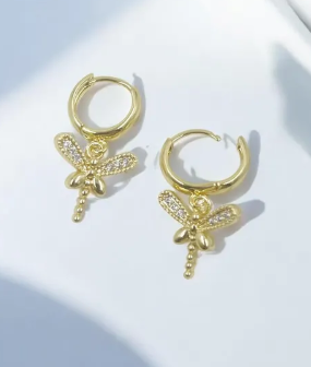 Aretes tipo candonga dorados con dijes colgantes de libélula, con alas superiores decoradas con microcircones perfectas para cualquier ocasión.