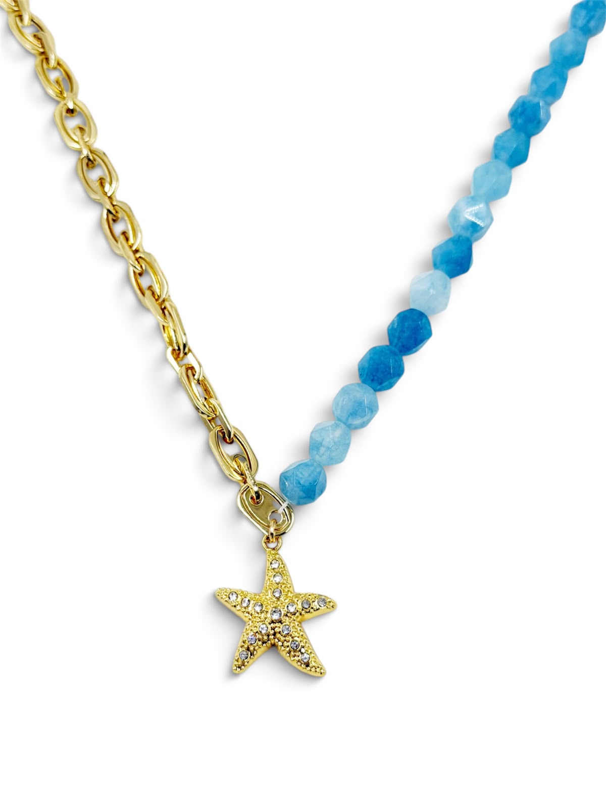 Collar de diseño asimétrico con una sección de eslabones, otra de cuentas facetadas y dije de estrella de mar con detalles brillantes.