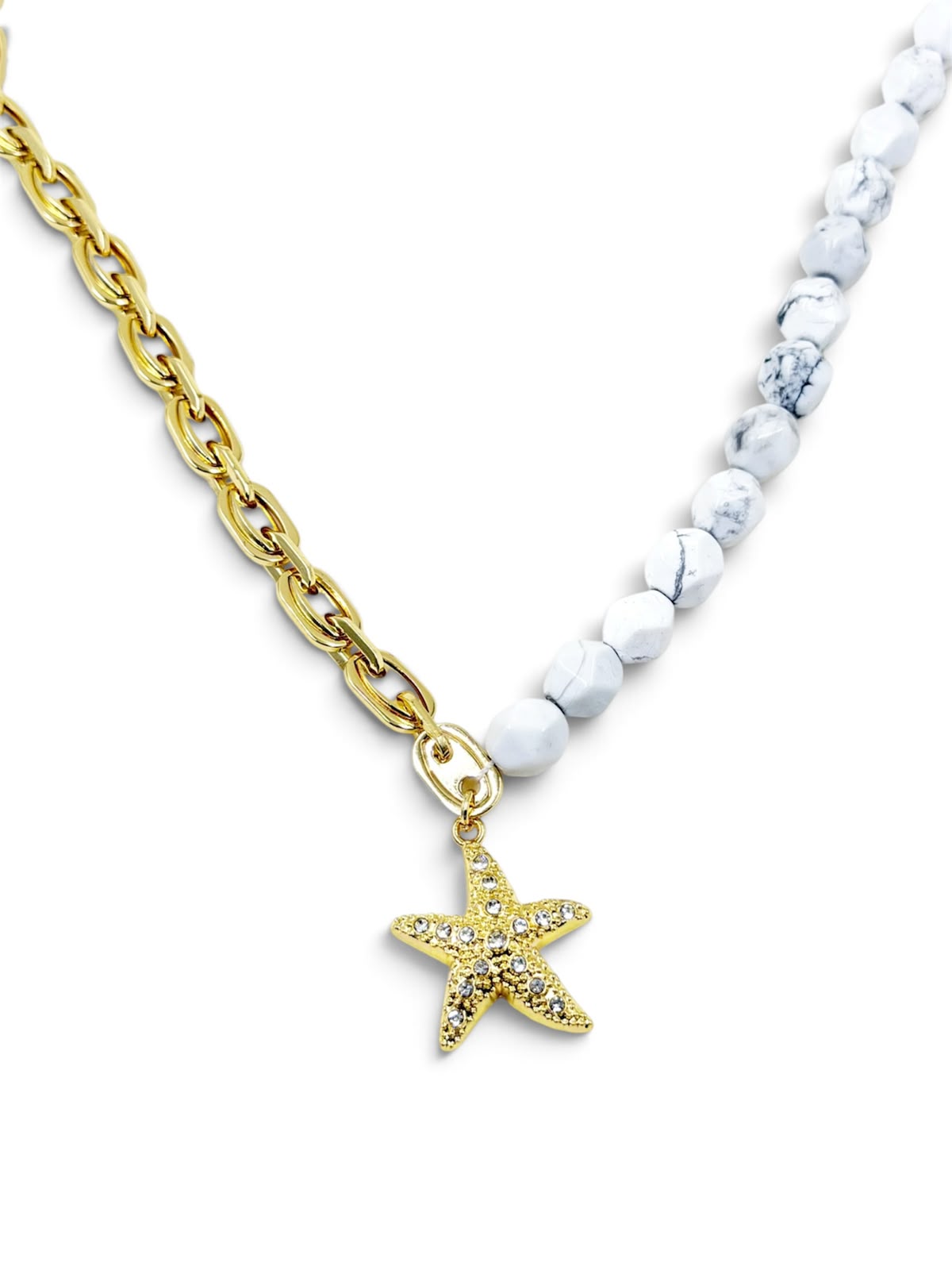Collar de diseño asimétrico con una sección de eslabones, otra de cuentas facetadas y dije de estrella de mar con detalles brillantes.