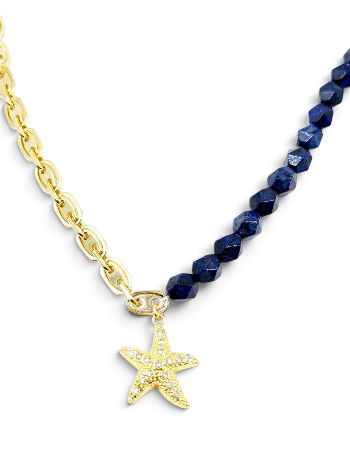 Collar de diseño asimétrico con una sección de eslabones, otra de cuentas facetadas y dije de estrella de mar con detalles brillantes.