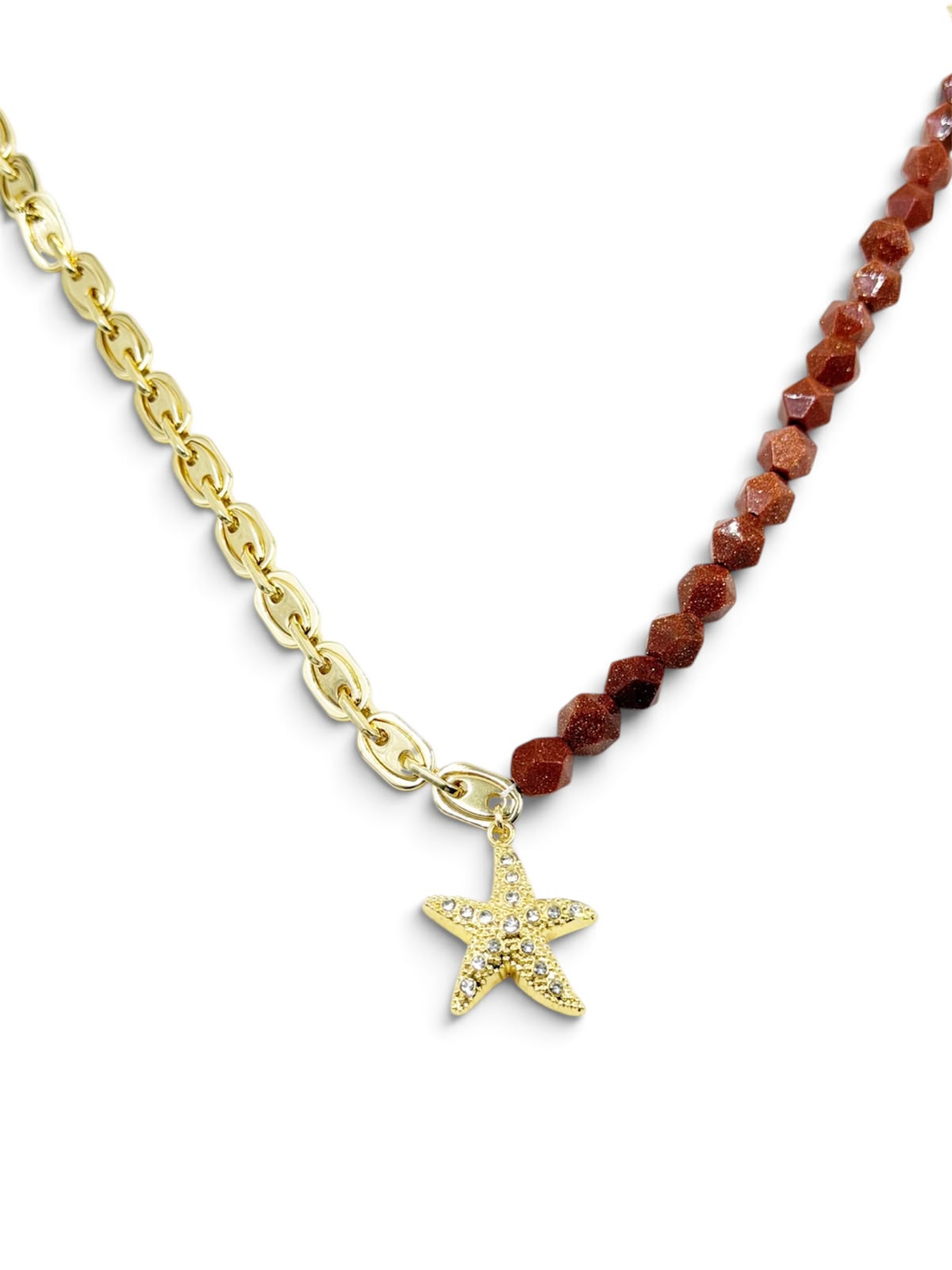 Collar de diseño asimétrico con una sección de eslabones, otra de cuentas facetadas y dije de estrella de mar con detalles brillantes.