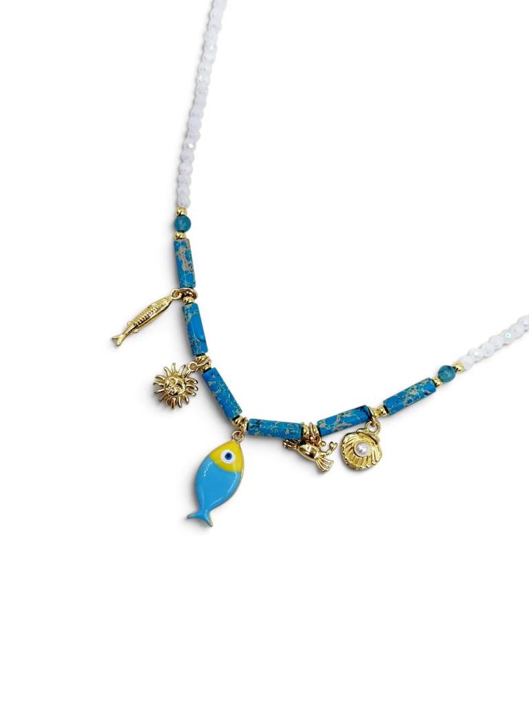 Collar Aura de Verano con cuentas perladas, detalles naturales y dije de pez.