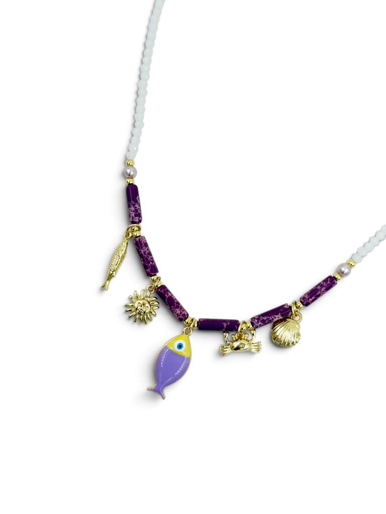 Collar Aura de Verano con cuentas perladas, detalles naturales y dije de pez.