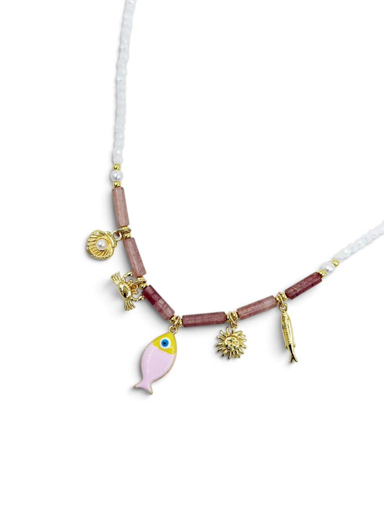 Collar Aura de Verano con cuentas perladas, detalles naturales y dije de pez.