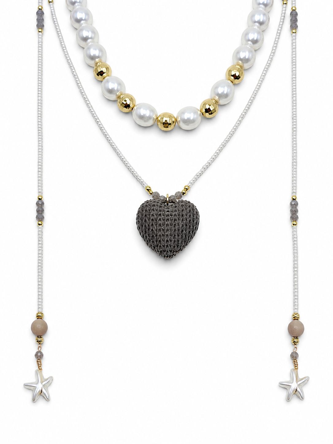 Collar Aurora Corazonada en tonos rojo, blanco y dorado, con diseño de choker y corbatín largo, detalles perlados y dije decorativo en el centro.