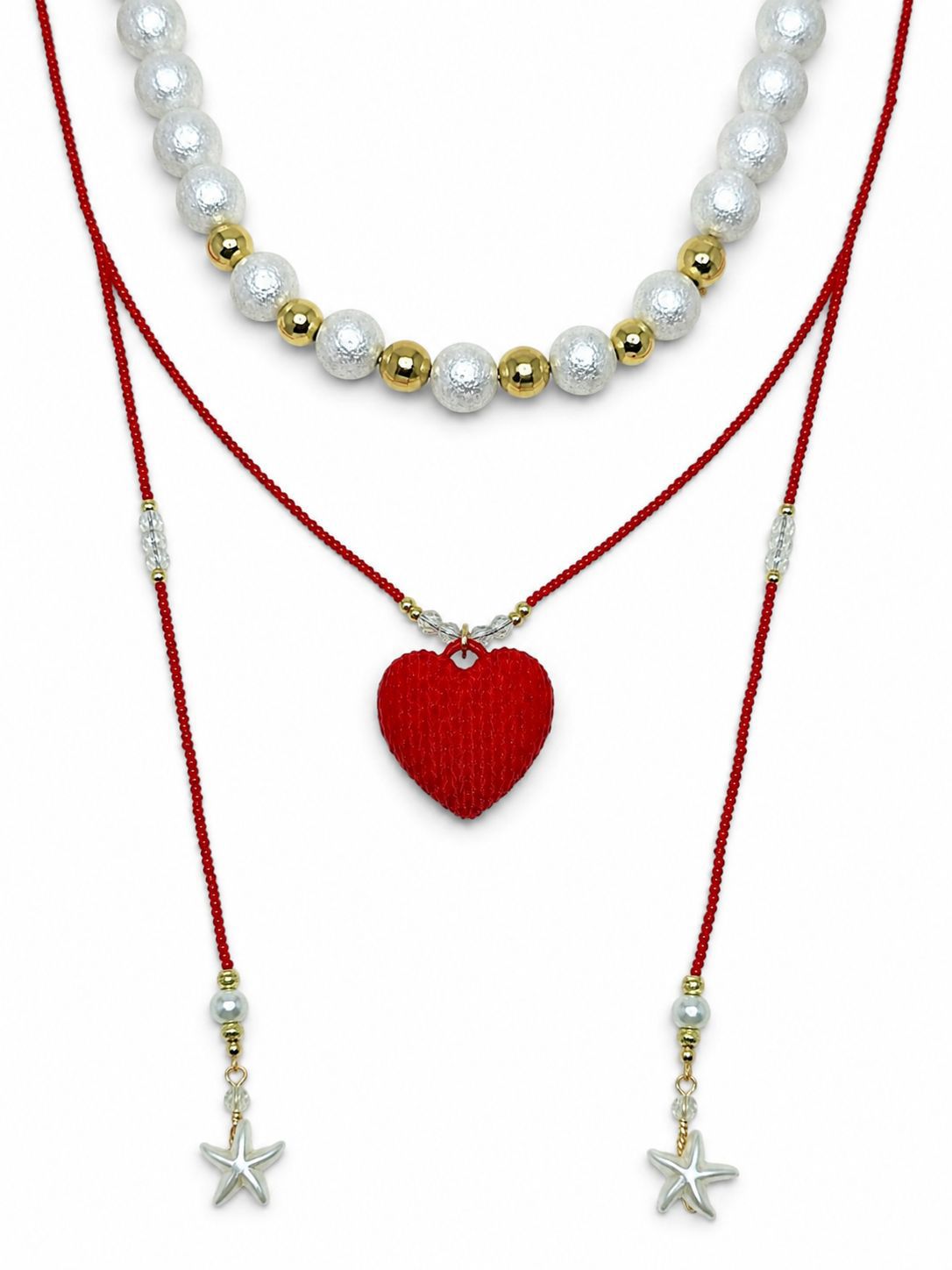 Collar Aurora Corazonada en tonos rojo, blanco y dorado, con diseño de choker y corbatín largo, detalles perlados y dije decorativo en el centro.
