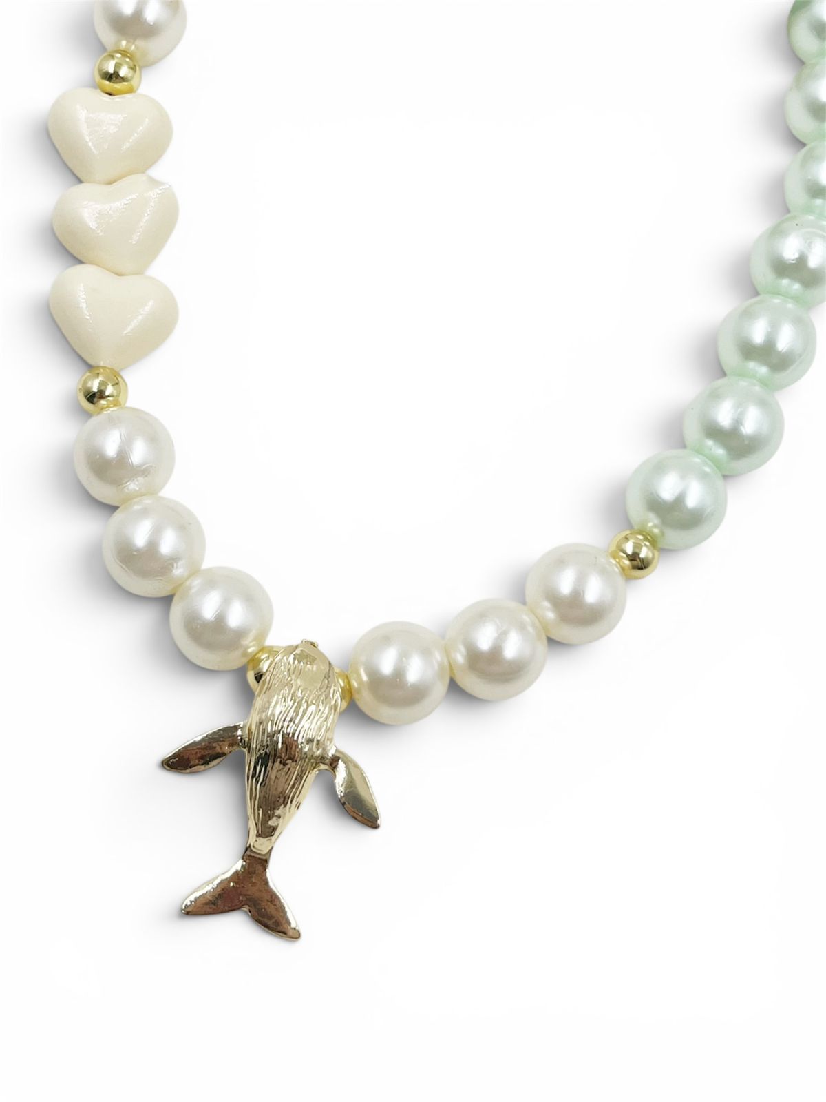 Collar Ballena Colores Oceánicos con dije de ballena y detalles inspirados en el mar para mujer.