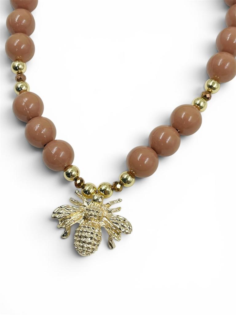 Collar Chunky Abeja Gold de bolas acrílicas doradas con separadores de cristal facetado y dije de abeja, diseño llamativo y moderno.