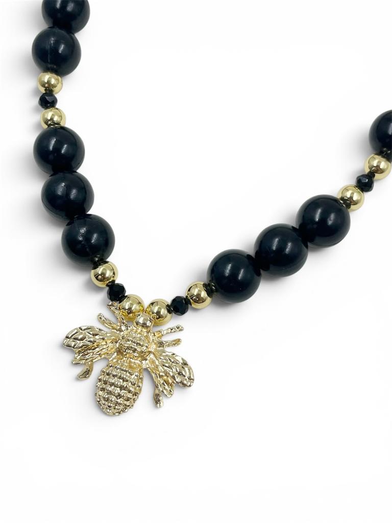 Collar Chunky Abeja Gold de bolas acrílicas doradas con separadores de cristal facetado y dije de abeja, diseño llamativo y moderno.