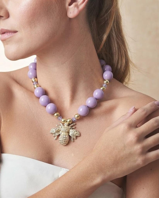 Collar Chunky Abeja Gold de bolas acrílicas doradas con separadores de cristal facetado y dije de abeja, diseño llamativo y moderno.