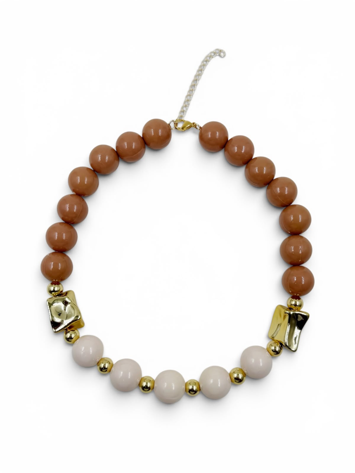 Collar Chunky Caramelo con esferas de diferentes tamaños, detalles de acabado orgánico y cierre ajustable para mujer.