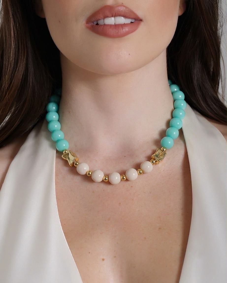 Collar Chunky Caramelo con esferas de diferentes tamaños, detalles de acabado orgánico y cierre ajustable para mujer en uso.