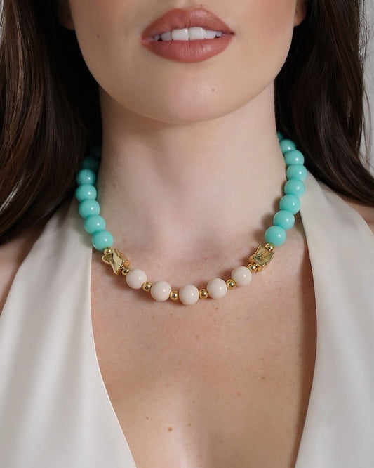 Collar Chunky Caramelo con esferas de diferentes tamaños, detalles de acabado orgánico y cierre ajustable para mujer en uso.