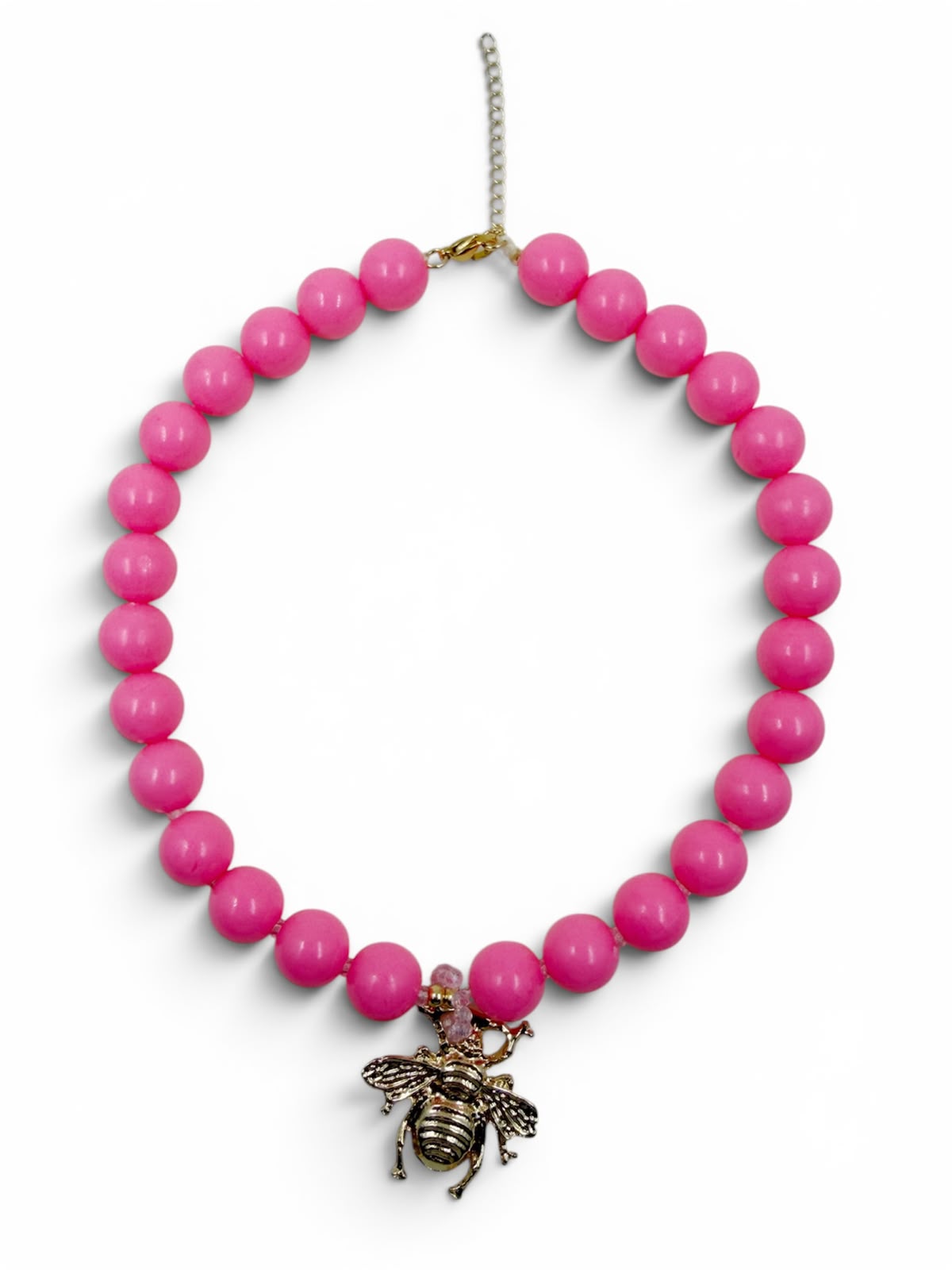 Collar Chunky Crab con esferas de gran tamaño y dije de cucarrón, ideal para complementar looks modernos y con inspiración marina.