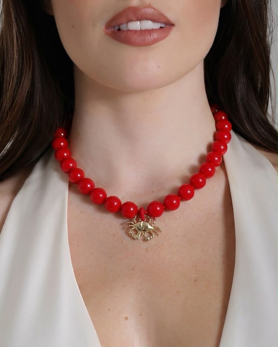 Collar Chunky Crab con esferas de gran tamaño y dije de cangrejo, ideal para complementar looks modernos y con inspiración marina.