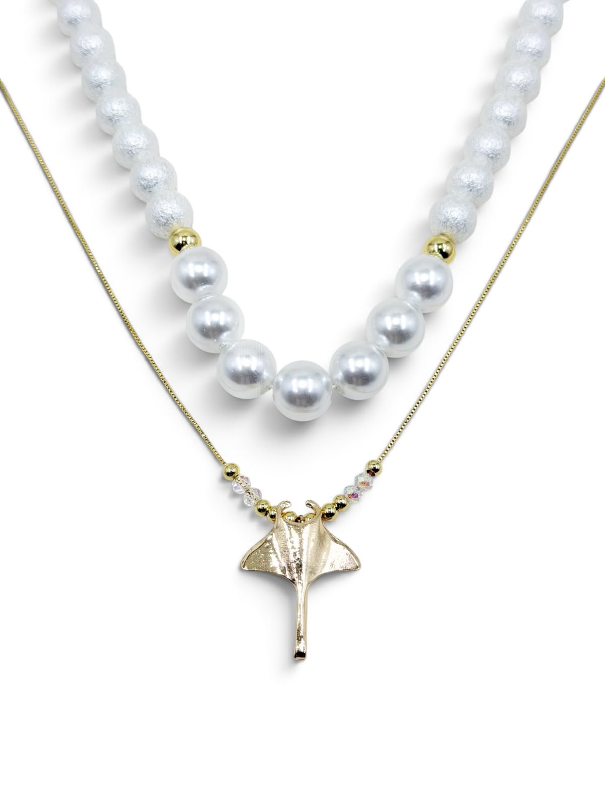 Collar con perlas de diferentes tamaños, cadena delicada y dije de manta raya.