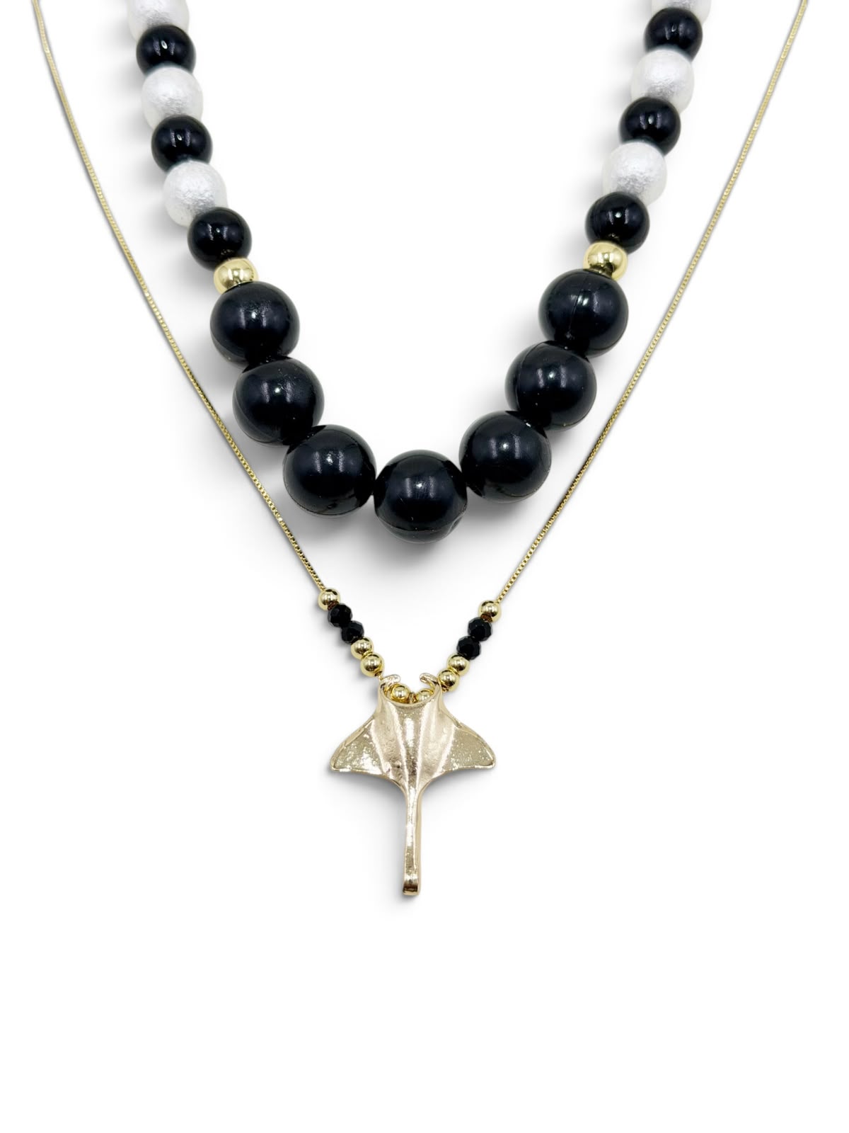 Collar con perlas de diferentes tamaños, cadena delicada y dije de manta raya.