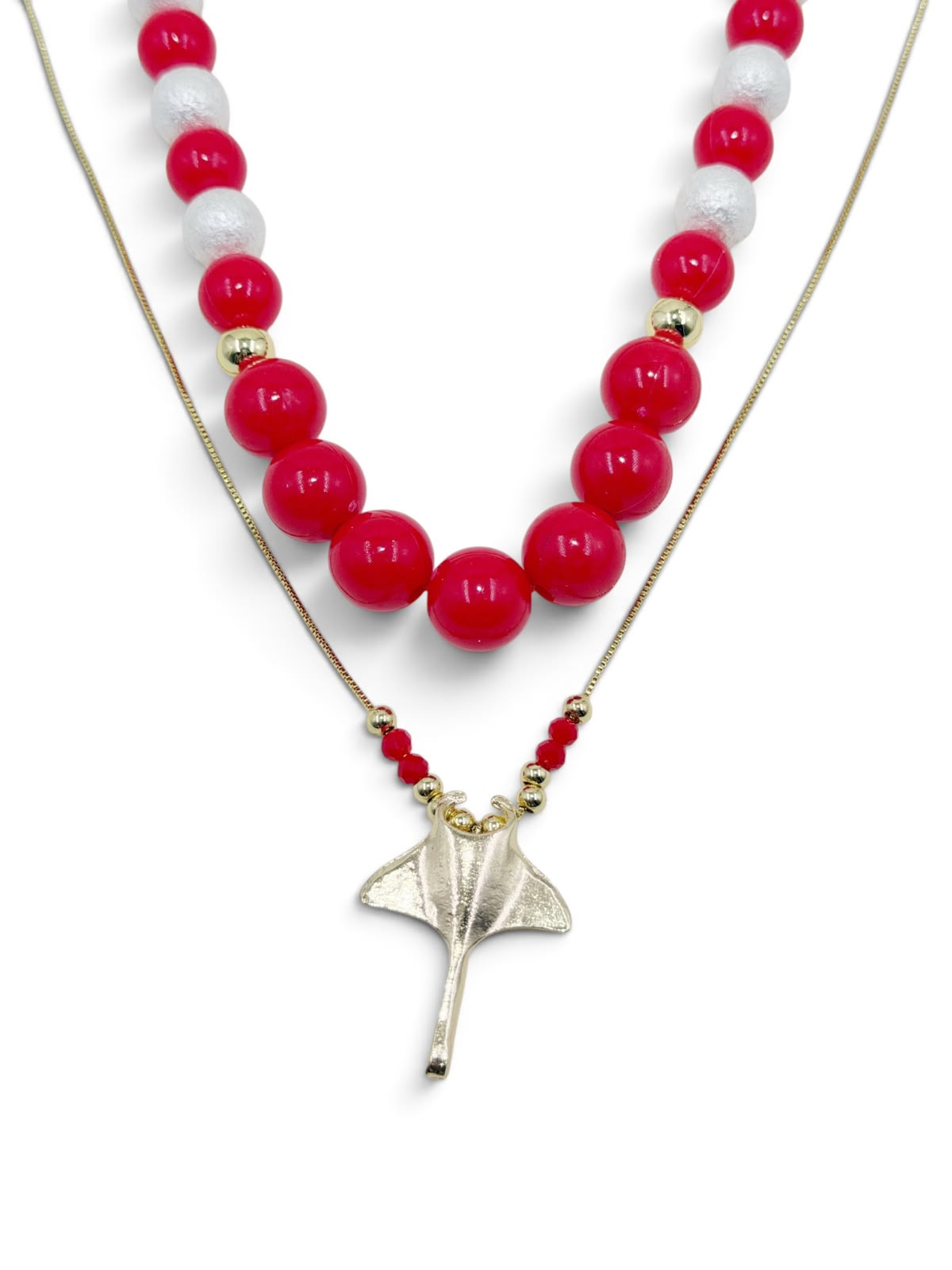 Collar con perlas de diferentes tamaños, cadena delicada y dije de manta raya.