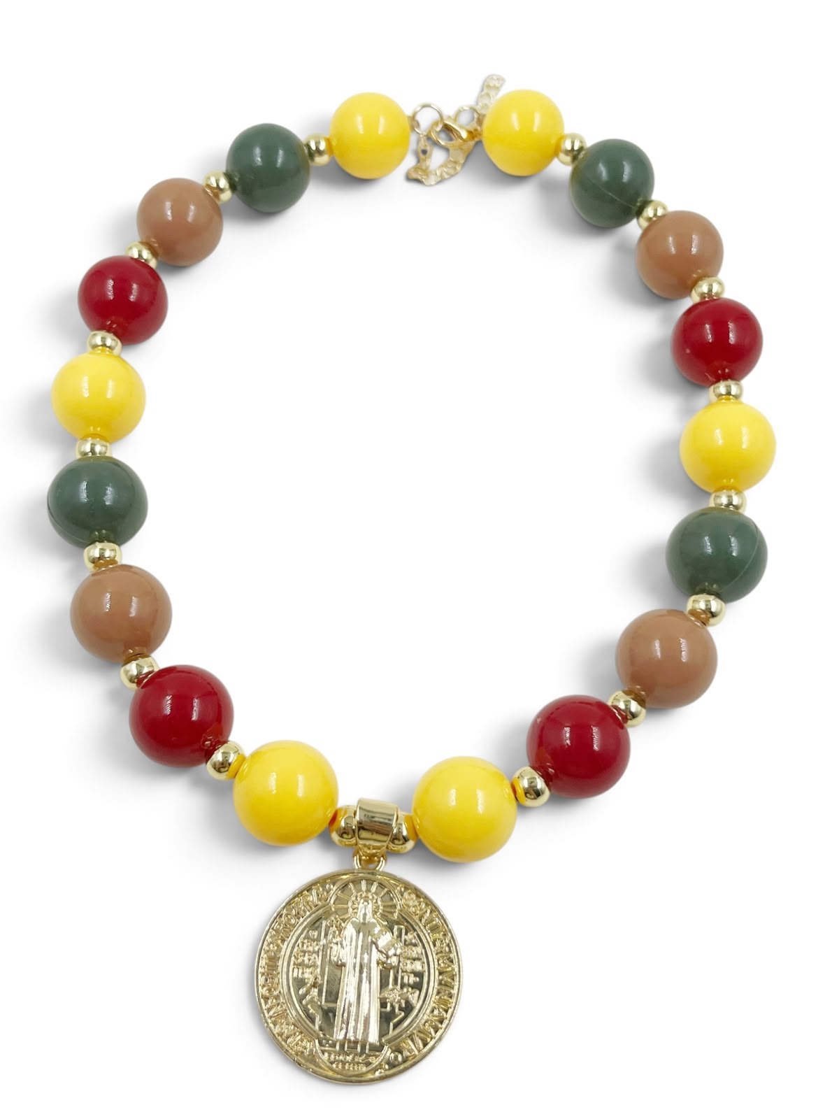 Collar de cuentas con medalla de San Benito y medalla calada de la Virgen.