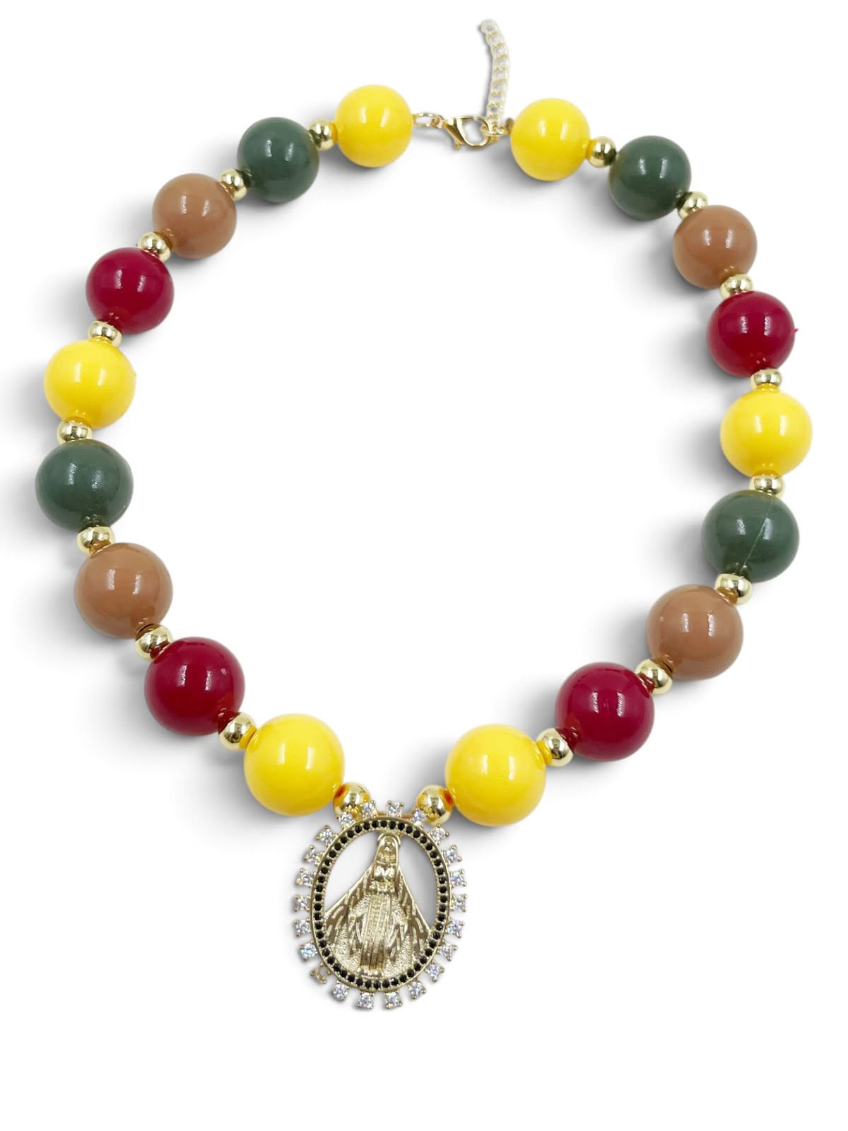 Collar de cuentas con medalla de San Benito y medalla calada de la Virgen.