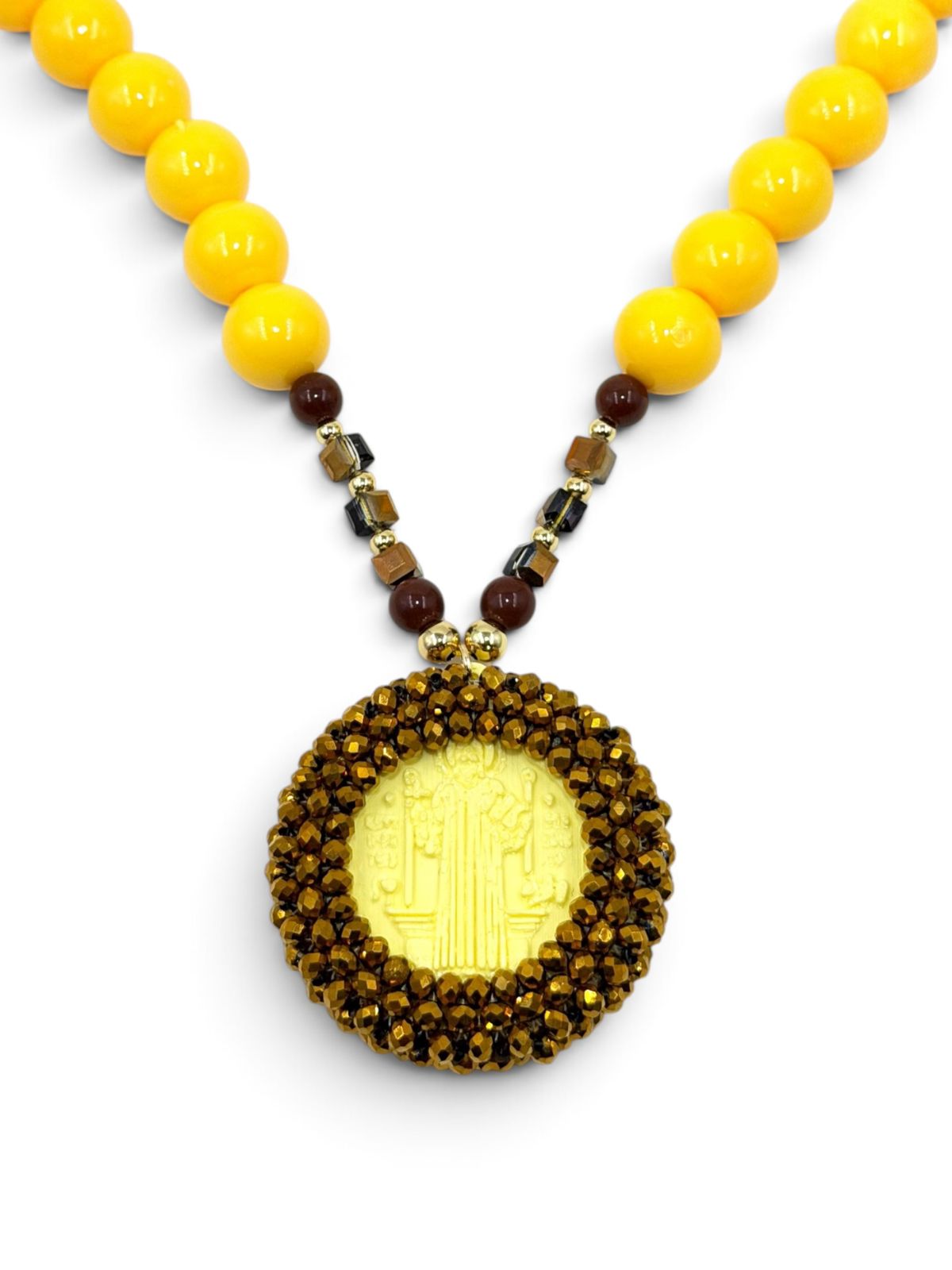 ollar con perlas, cuentas decorativas y medalla de San Benito en diseño 3D.