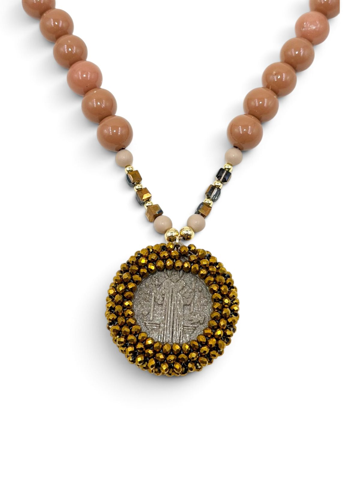 ollar con perlas, cuentas decorativas y medalla de San Benito en diseño 3D.