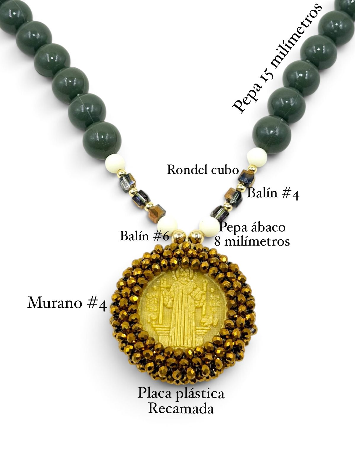 ollar con perlas, cuentas decorativas y medalla de San Benito en diseño 3D.