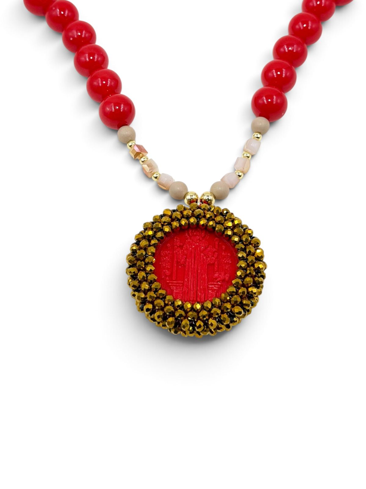 ollar con perlas, cuentas decorativas y medalla de San Benito en diseño 3D.