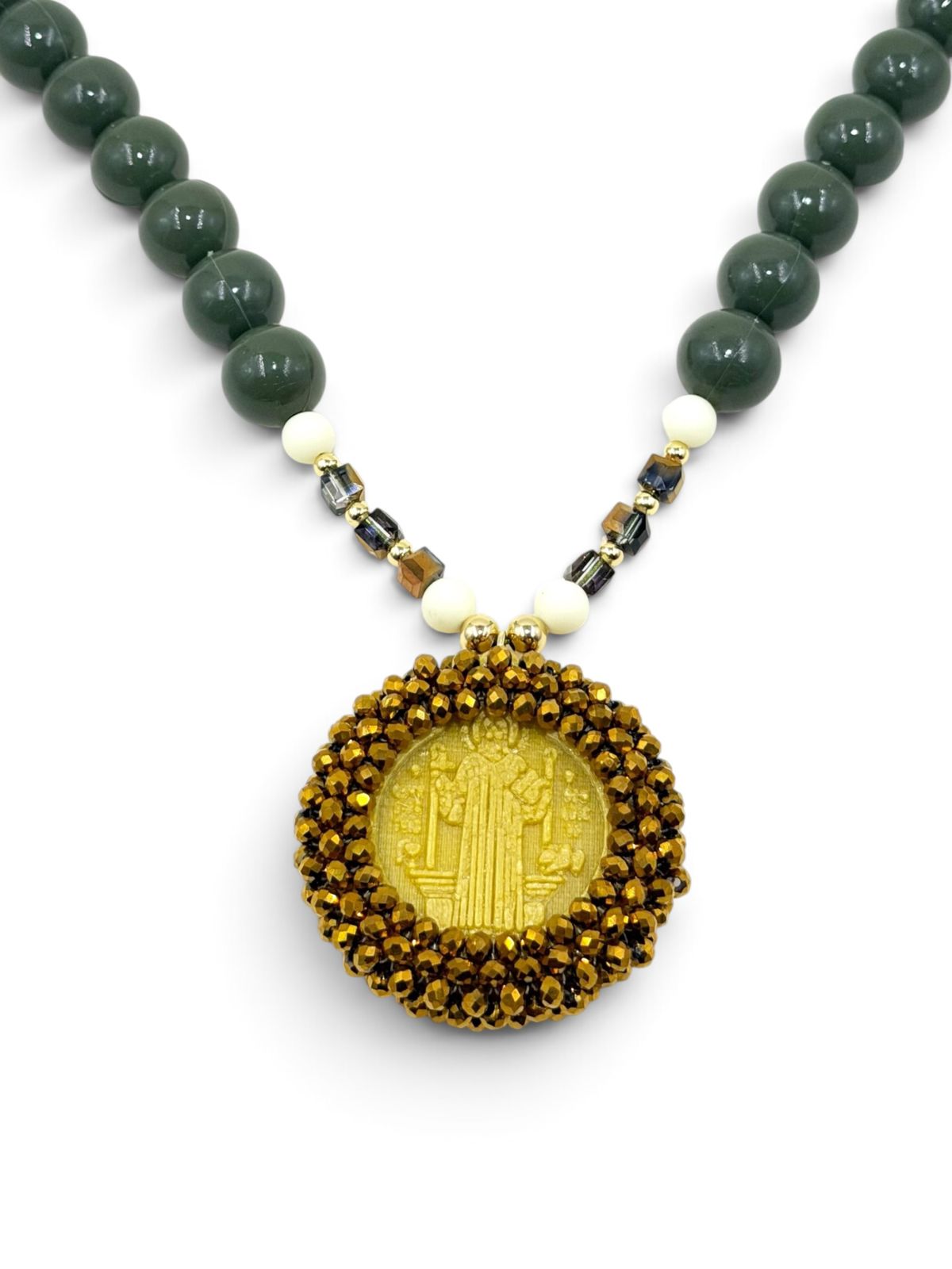 ollar con perlas, cuentas decorativas y medalla de San Benito en diseño 3D.