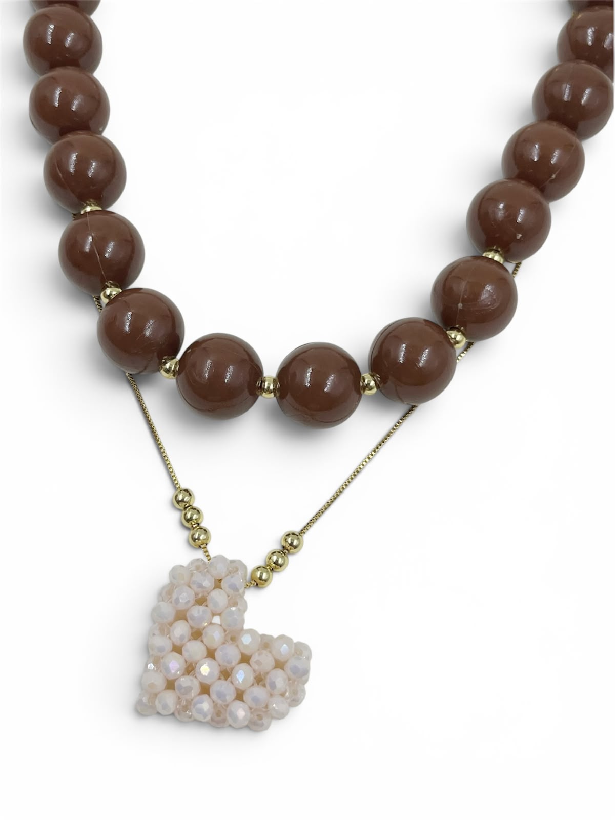 Collar de dos piezas con collar chunky y dije de corazón tejido con diseño artesanal y detalles brillantes.