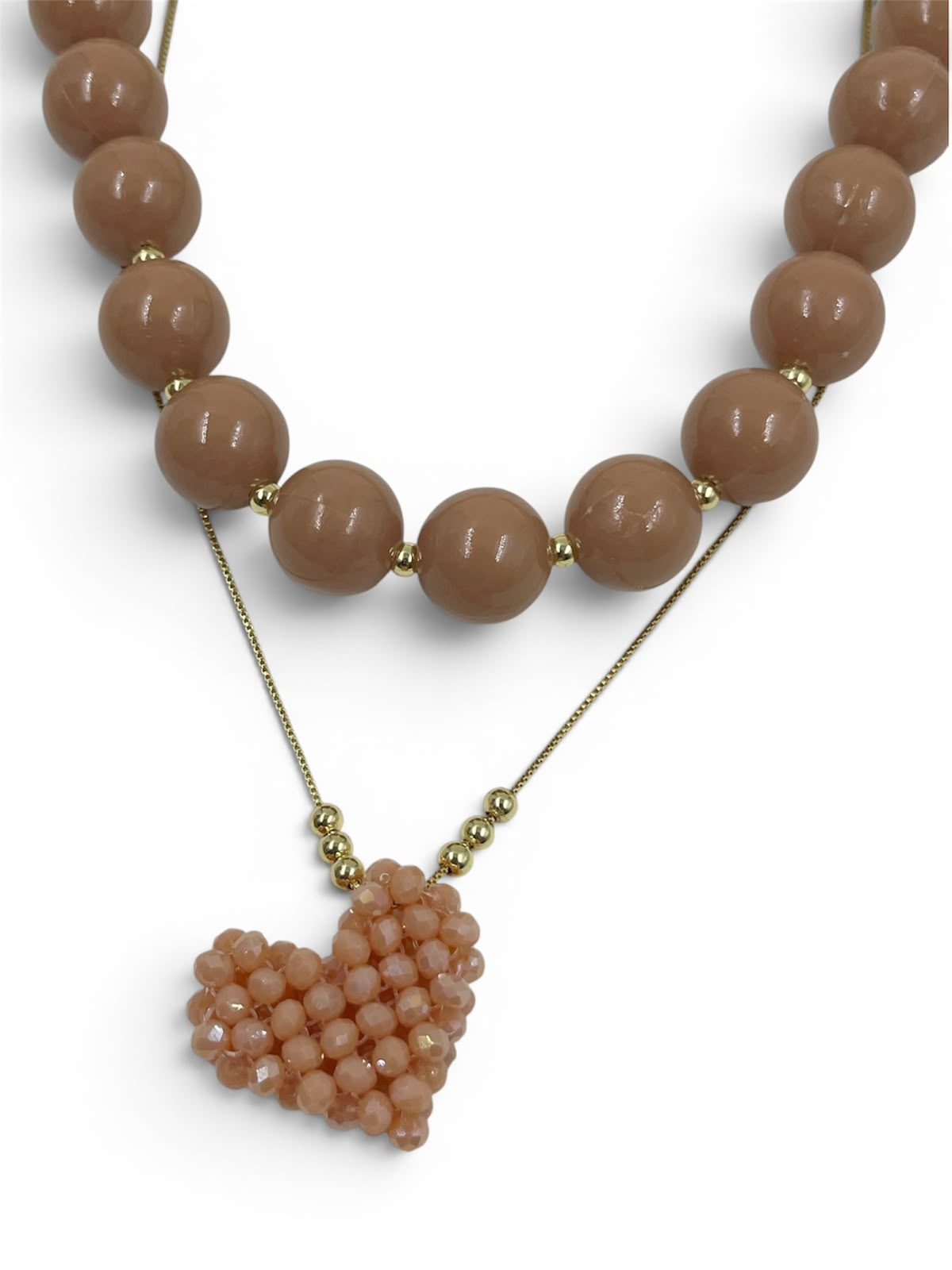 Collar de dos piezas con collar chunky y dije de corazón tejido con diseño artesanal y detalles brillantes.