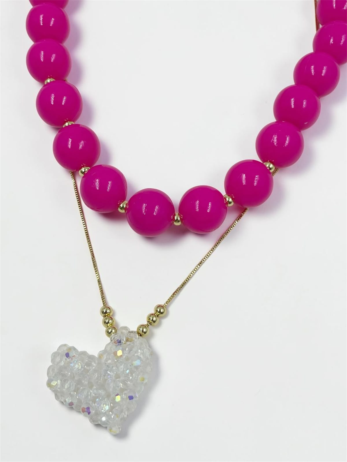 Collar de dos piezas con collar chunky y dije de corazón tejido con diseño artesanal y detalles brillantes.