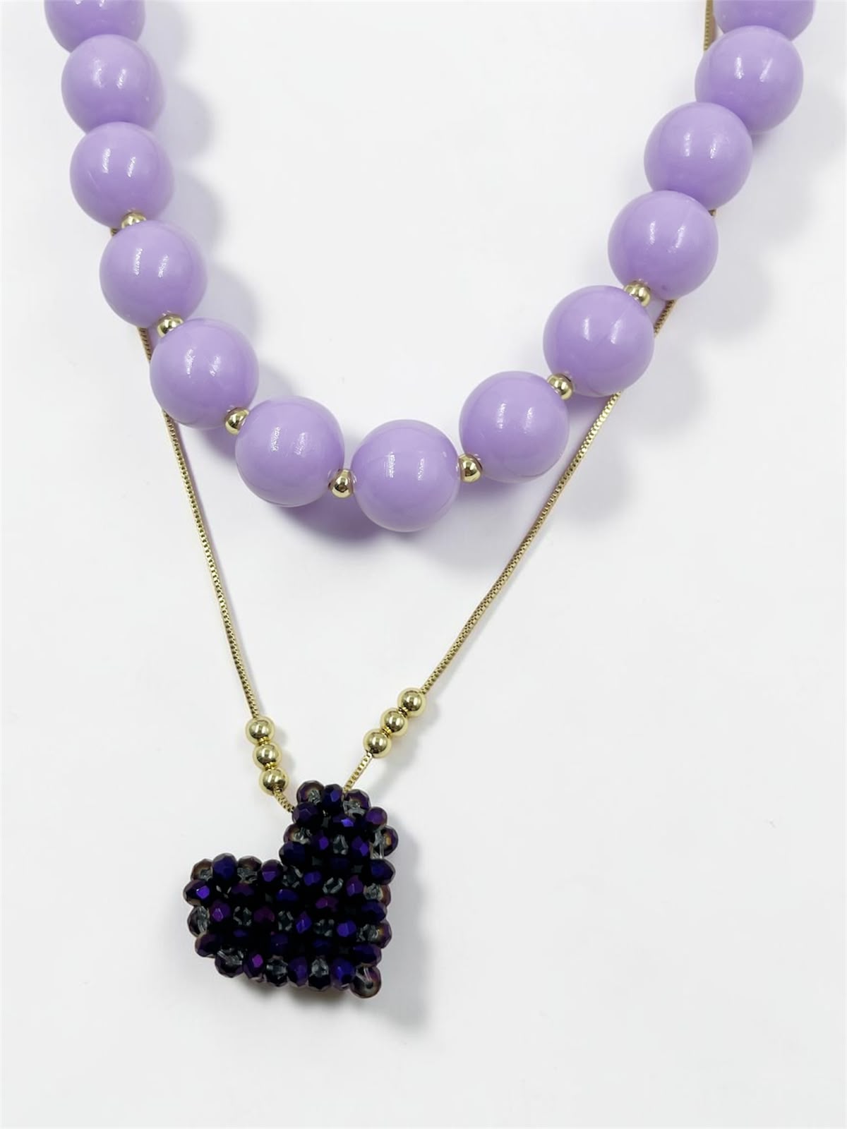 Collar de dos piezas con collar chunky y dije de corazón tejido con diseño artesanal y detalles brillantes.