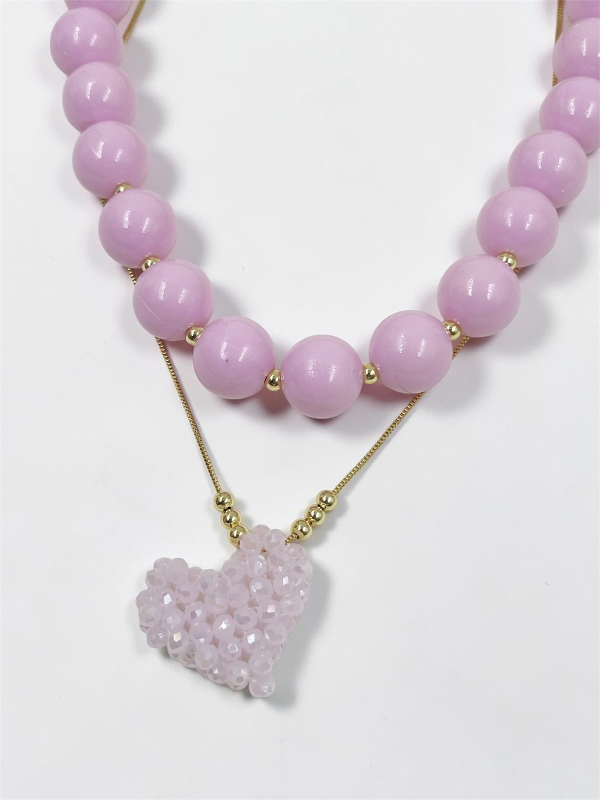 Collar de dos piezas con collar chunky y dije de corazón tejido con diseño artesanal y detalles brillantes.