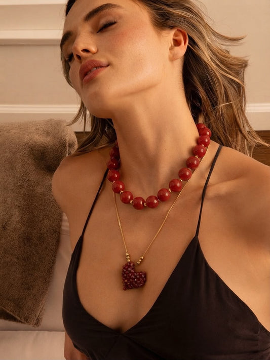 Collar de dos piezas con collar chunky y dije de corazón tejido con diseño artesanal y detalles brillantes.