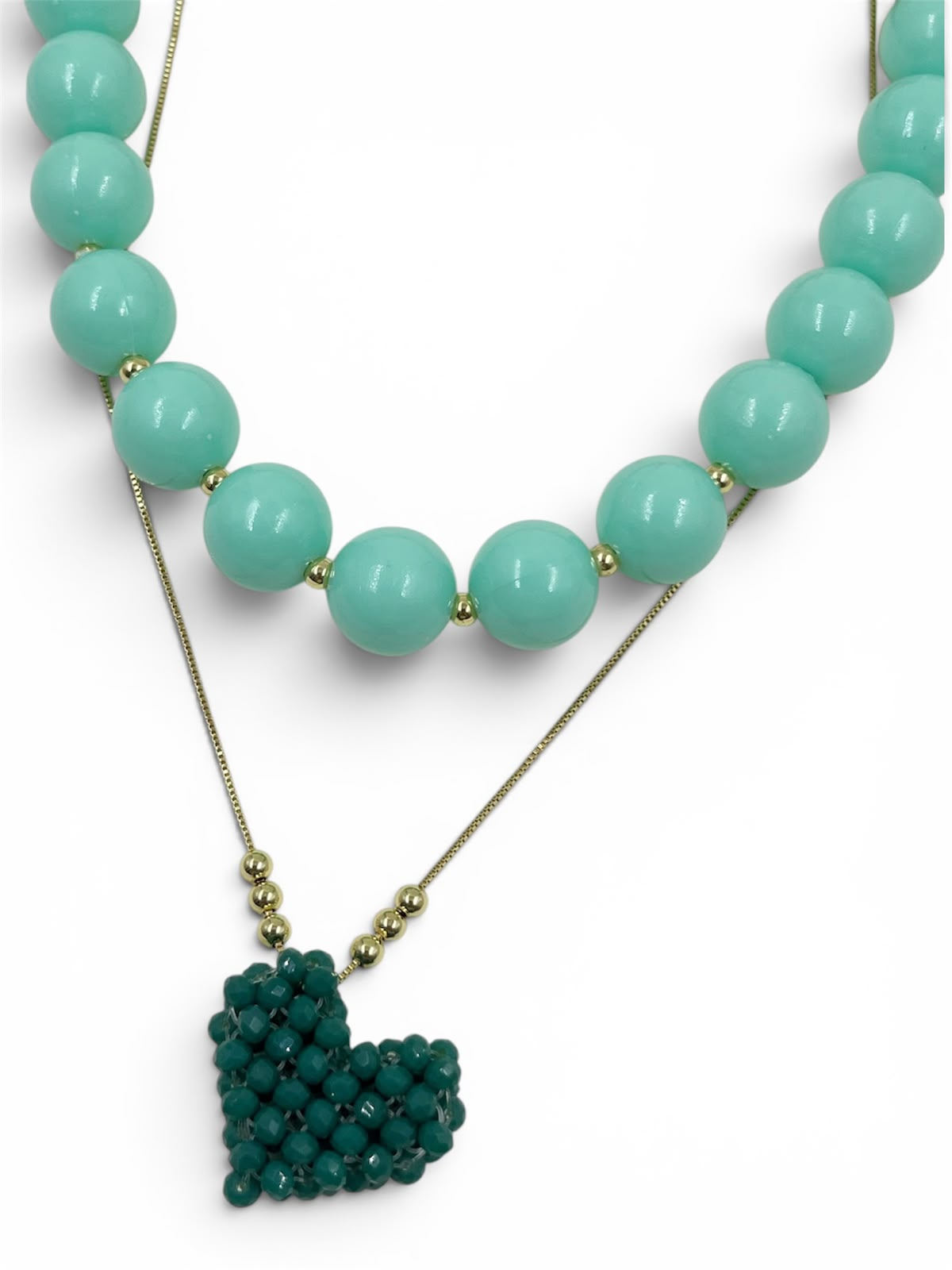 Collar de dos piezas con collar chunky y dije de corazón tejido con diseño artesanal y detalles brillantes.