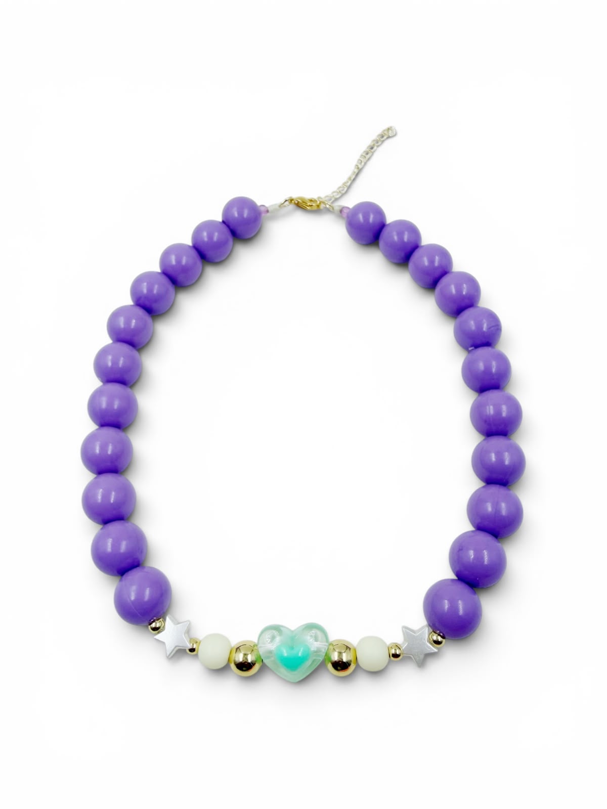 Collar de esferas blancas voluminosas con dije de corazón morado y detalles de estrellas