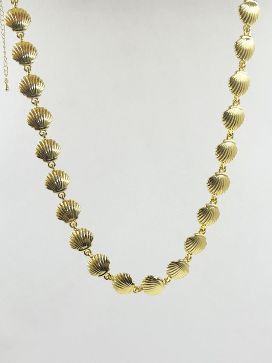 Collar Conchas Eterna Gold con diseño de conchas marinas decorativas inspirado en el océano.