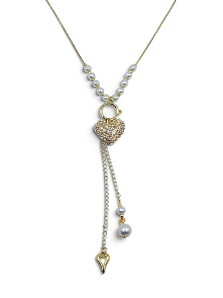 Collar Corazón Destellos de Perla con corazón central, perlas y detalles dorados.