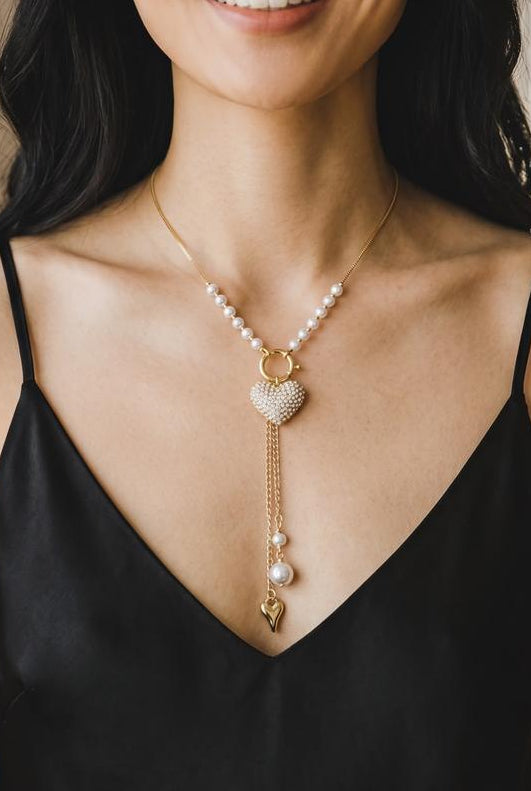 Collar Corazón Destellos de Perla con corazón central, perlas y detalles dorados.