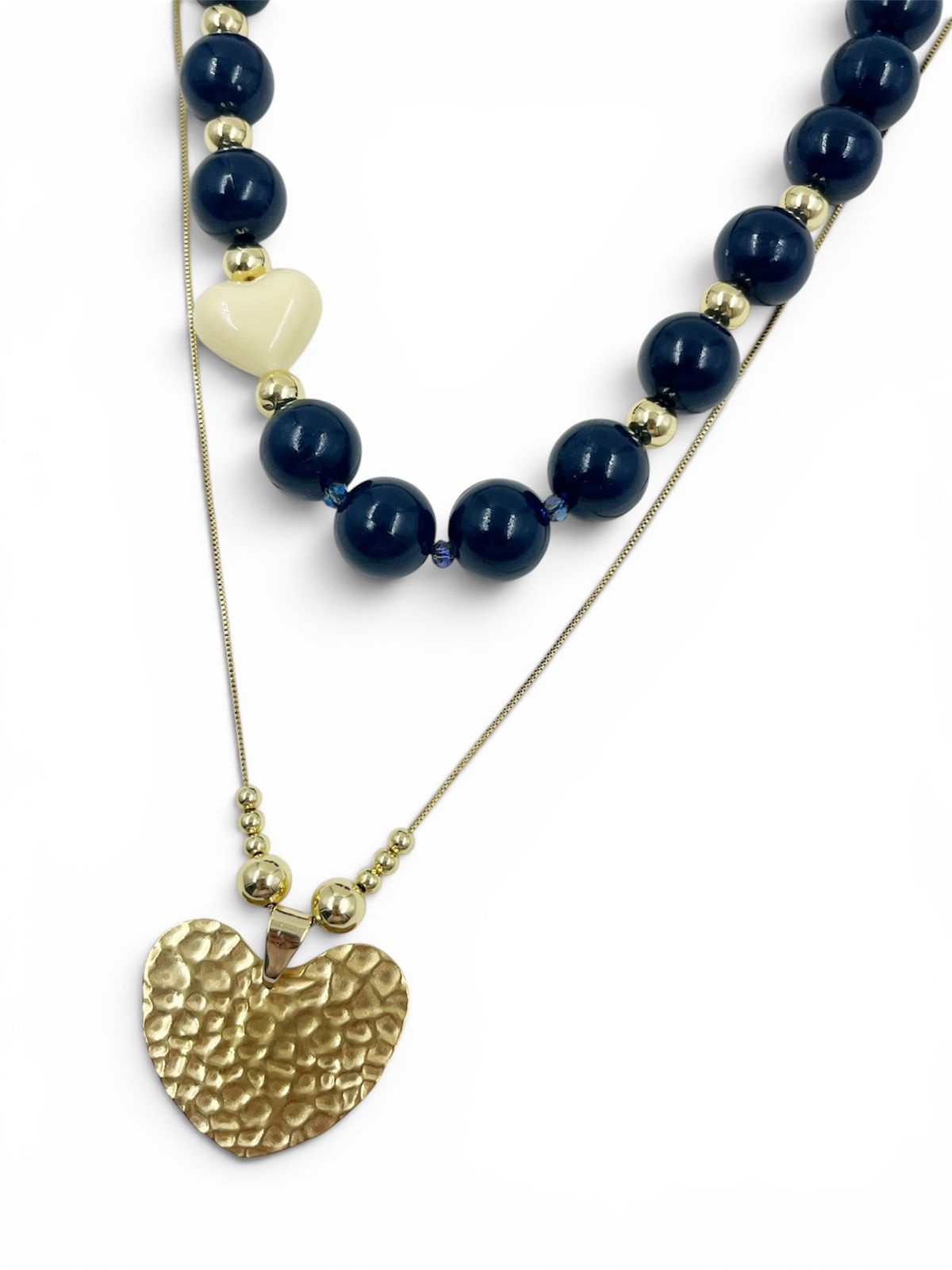 Collar Corazón Relieve de diseño doble con cuentas decorativas y dije de corazón texturizado.