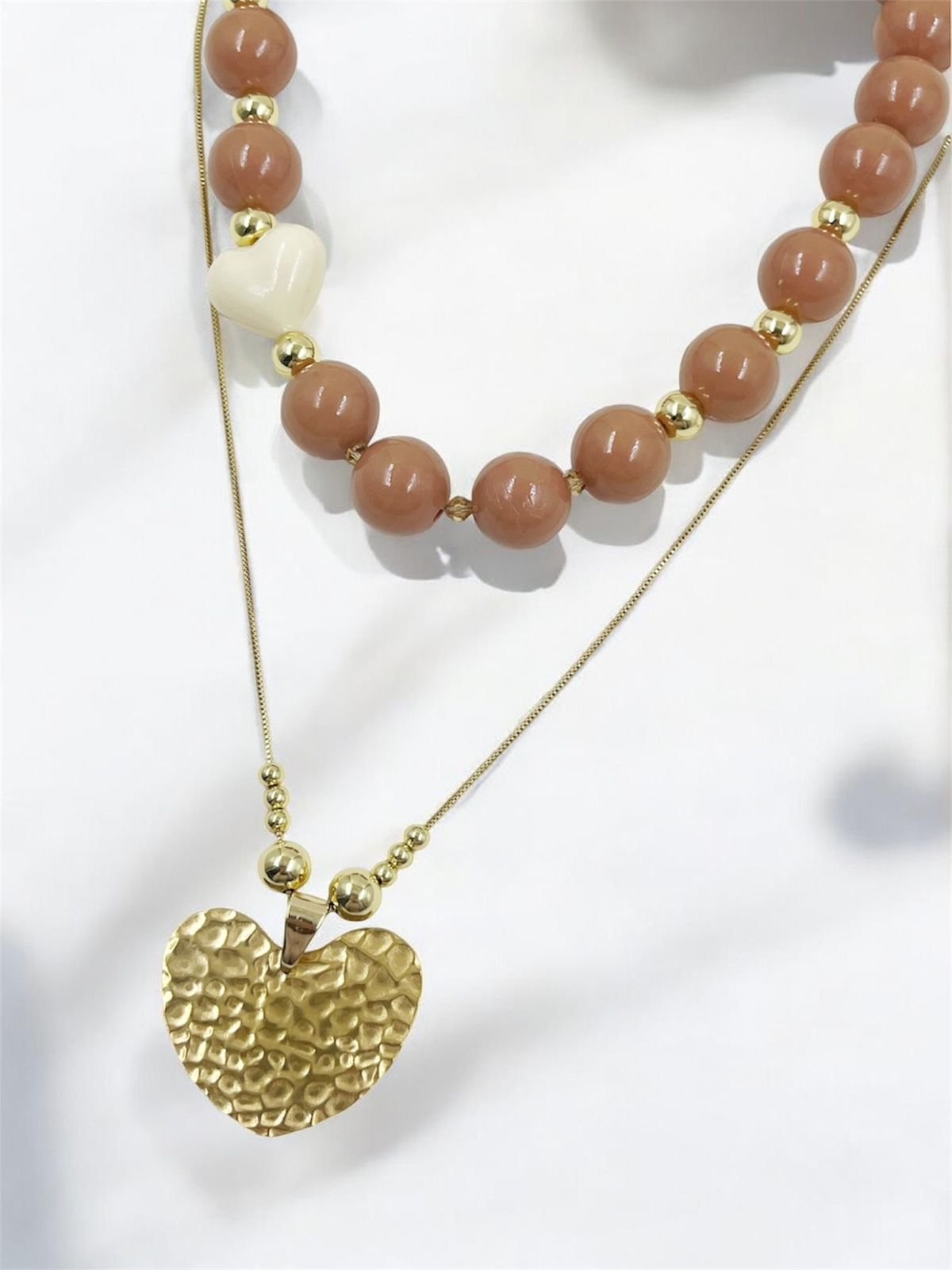 Collar Corazón Relieve de diseño doble con cuentas decorativas y dije de corazón texturizado.