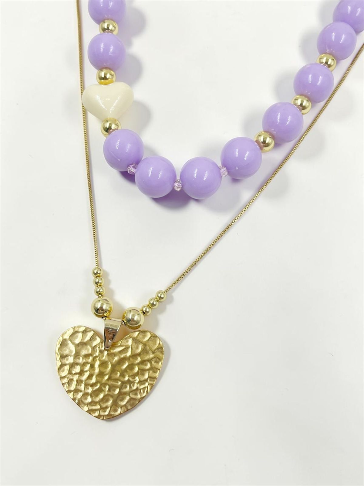 Collar Corazón Relieve de diseño doble con cuentas decorativas y dije de corazón texturizado.