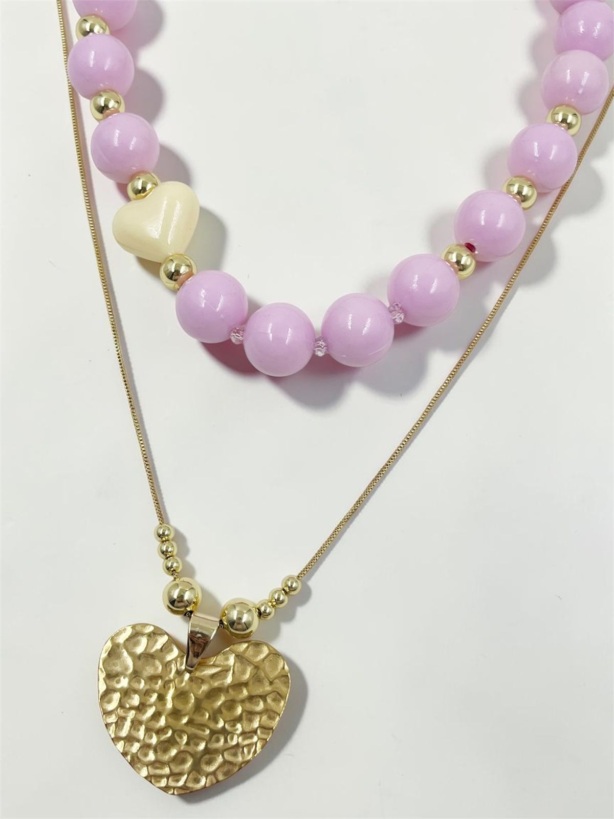Collar Corazón Relieve de diseño doble con cuentas decorativas y dije de corazón texturizado.