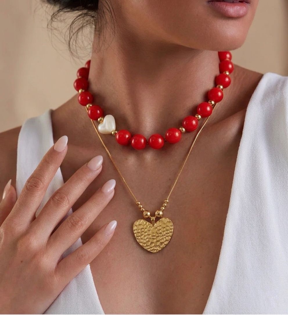 Collar Corazón Relieve de diseño doble con cuentas decorativas y dije de corazón texturizado.