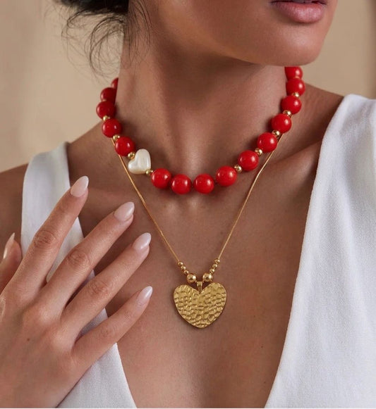 Collar Corazón Relieve de diseño doble con cuentas decorativas y dije de corazón texturizado.